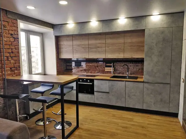 Кухня в стиле лофт с антресолями и барной стойкой