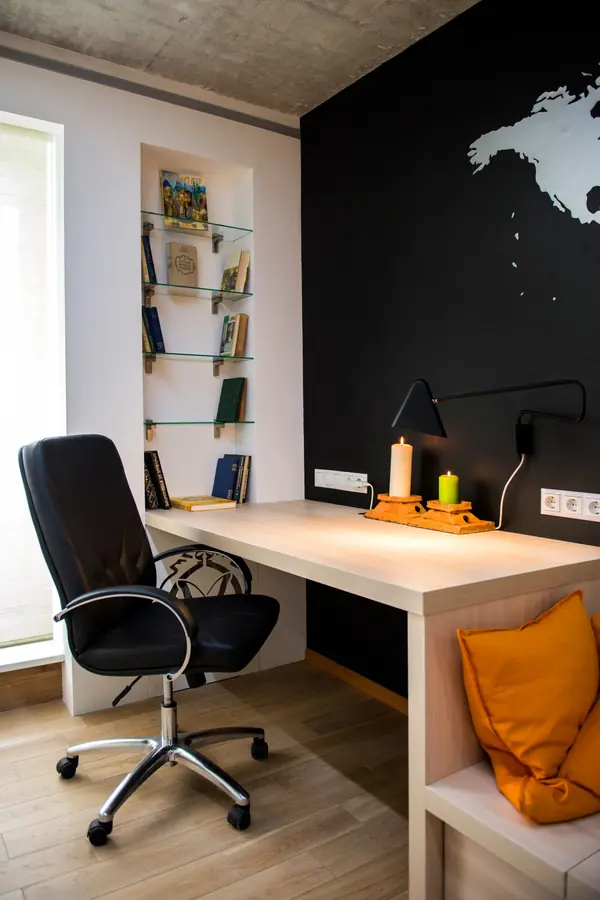 Спальня с бетонным потолком