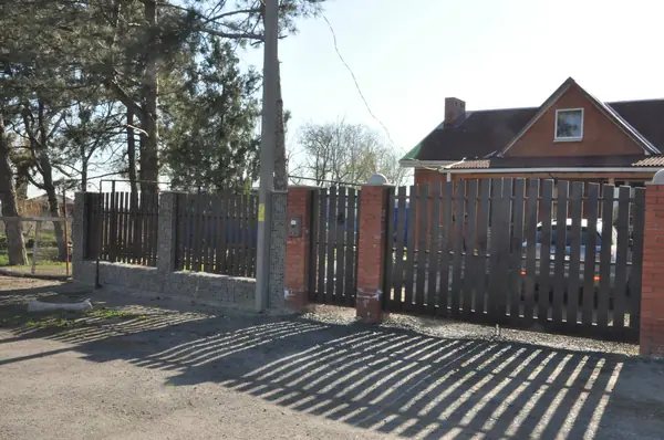 Забор из габионов с пролетами из деревянного штакетника