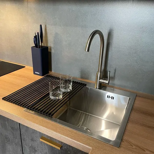 Угловая кухня в черном и темно-зеленом цвете в стиле неоклассика