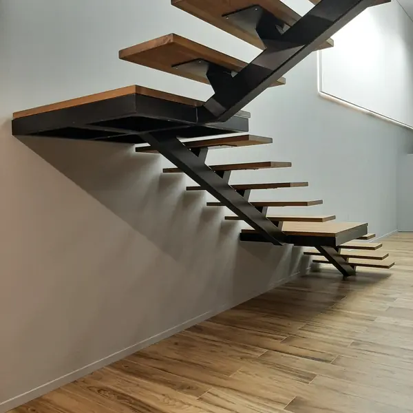 Лестница на монокосоуре с опорными столбами внутри стены из пеноблока