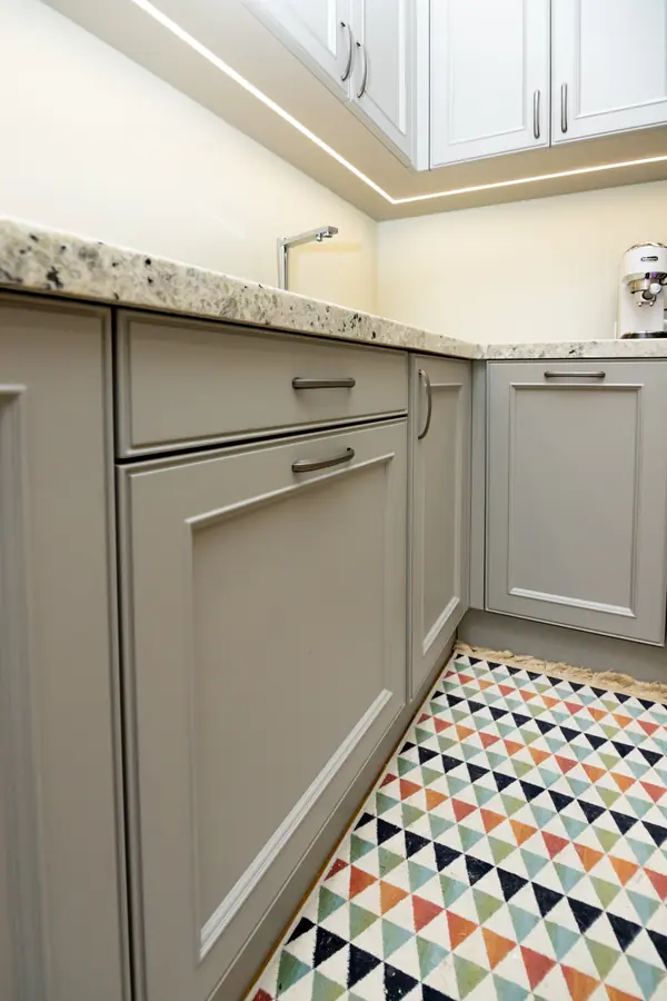 Светло-серая кухня в классическом стиле