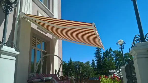 Маркизы-навесы для загородного дома