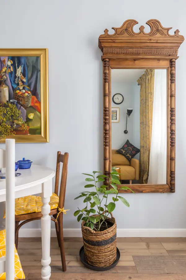 Кухня с латунным фартуком