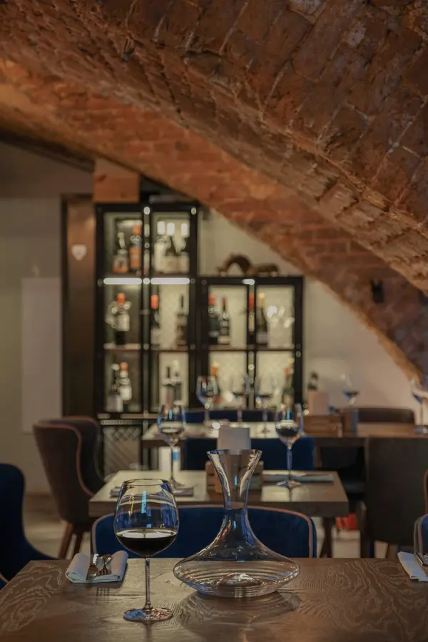 Винный погреб с барной стойкой из дров и камином