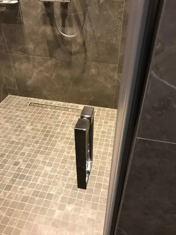 Стеклянная дверь в душевую