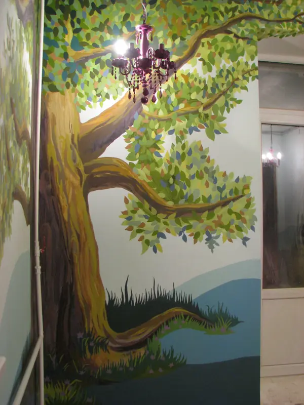 Роспись в детской. Дерево.