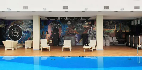 Бассейн. Резиденция Монолит