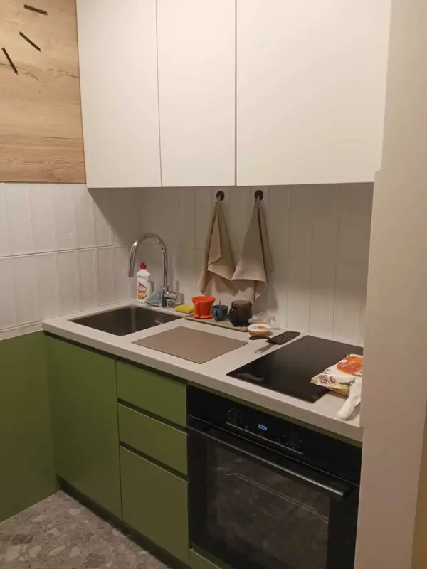 Кухня и шкаф синтегрированными ручками