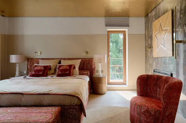 Мастер-спальня в розовом золоте