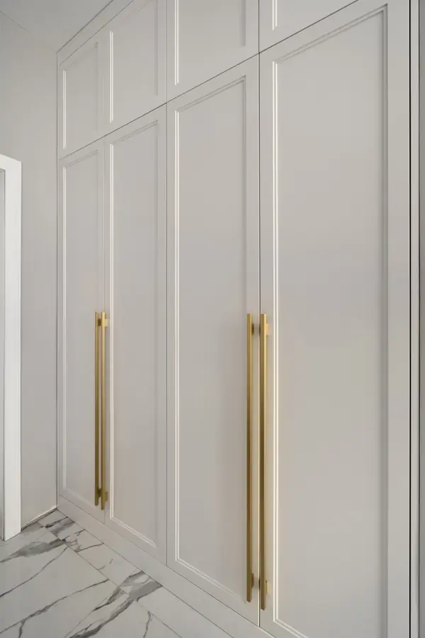 Бело-розовый интерьер с рифлеными фасадами