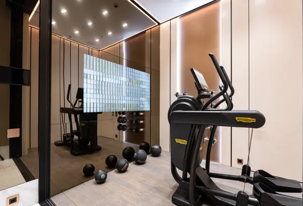 Стеклянная стена для ТВ зоны