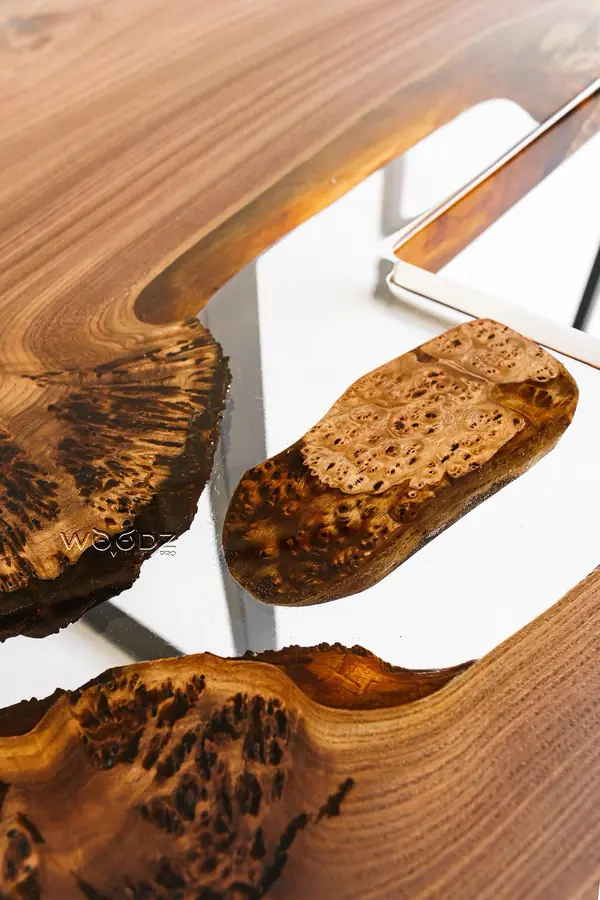 СТол из карагача с прозрачной заливкой