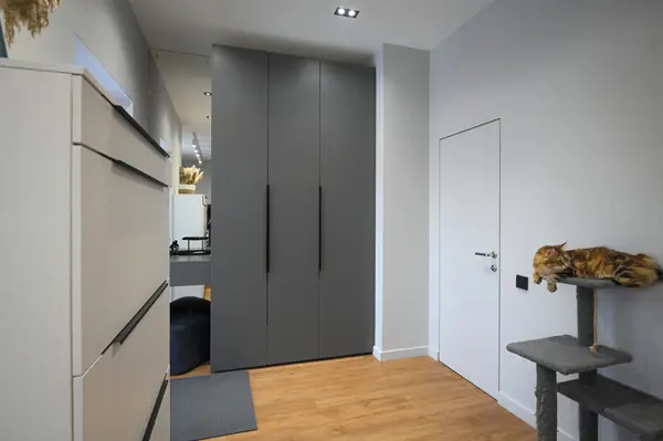 Коттедж в Чукреевке с природными фресками и рейками с подсветкой