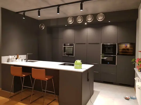 Кухня в современном интерьере