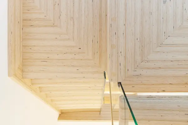 Консольная лестница из БауБухе со стеклянным ограждением