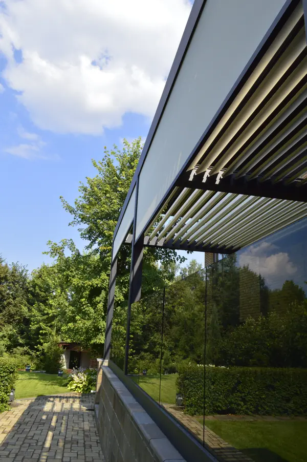 Сдвоенная биоклиматическая пергольная конструкция Renson Camargue