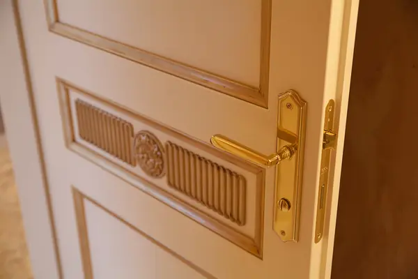 Дворцовая классика в городской квартире