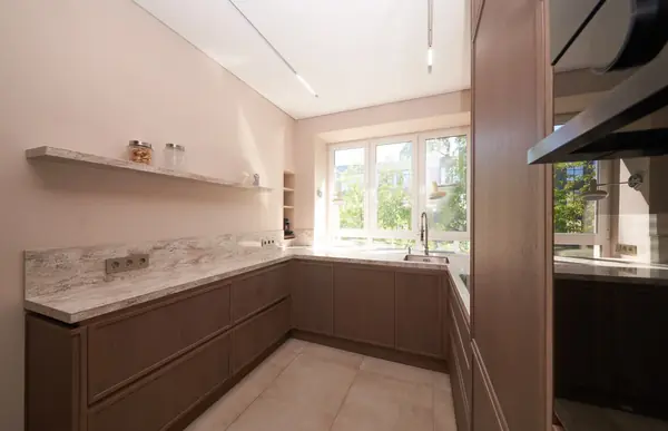 Кухня Петра с древесной текстурой от дизайнера