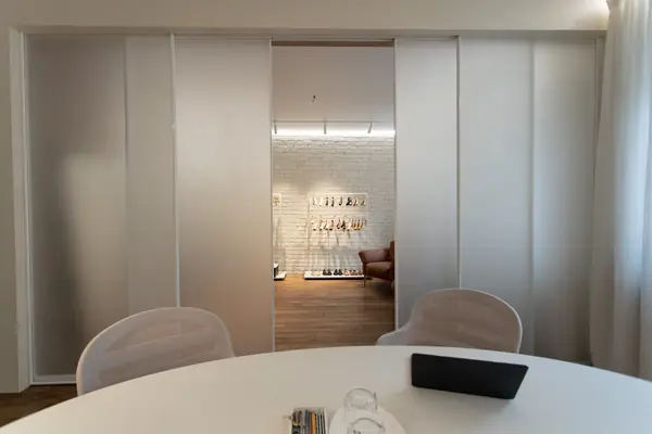 Межкомнатная раздвижная перегородка R1200 raumplus в комнату