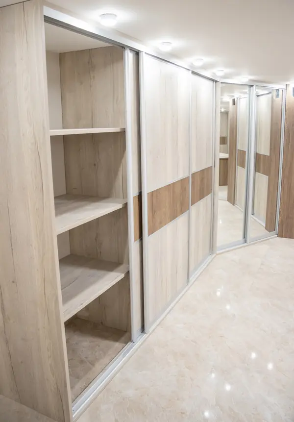 Гардеробная комната на цокольном этаже