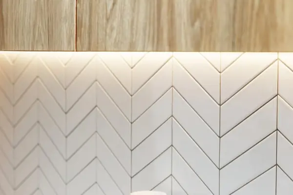 Белая глянцевая кухня с деревянными светлыми фасадами