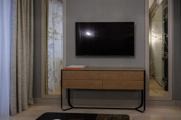 Строгая неоклассика для молодой семьи