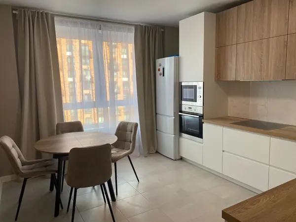 Светлая большая угловая кухня в белом и желтом цвете