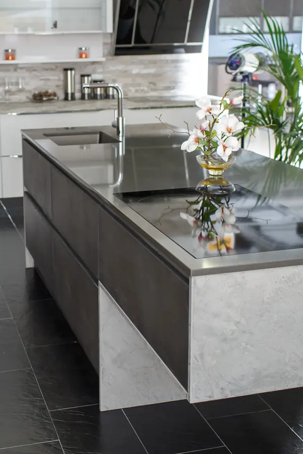 Кухня с серой столешницей из кварцевого камня Quartzforms