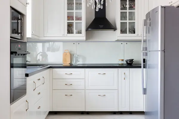 Классическая кухня-гостиная