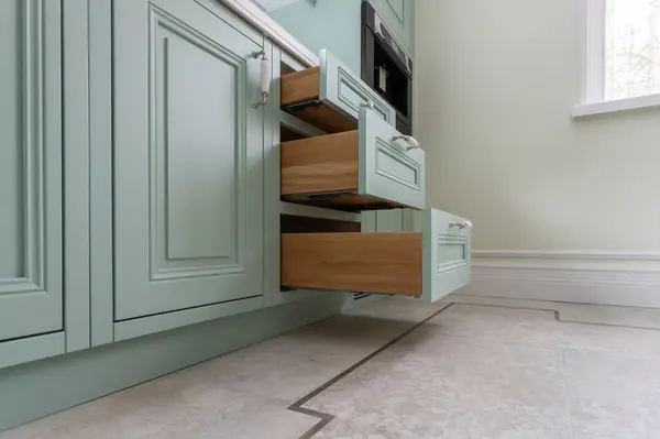 Зеленая кухня в загородном доме