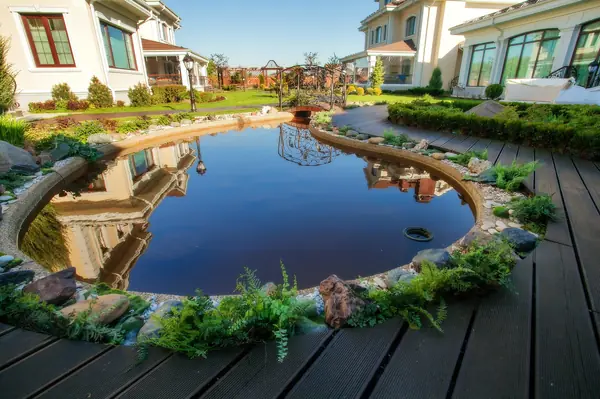 Небольшой пруд во внутреннем дворике