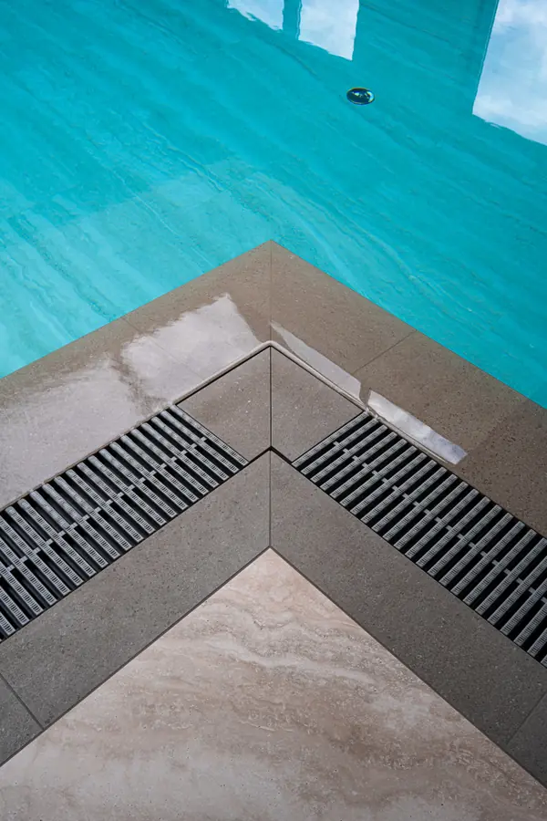 Плавательный бассейн на 17 этаже жилого здания