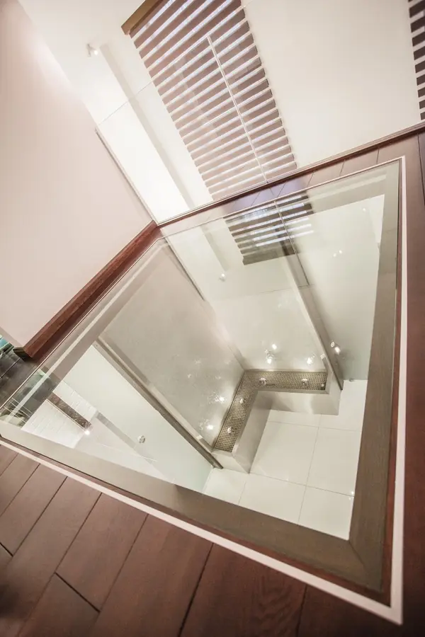 Офис со стеклянной лестницей