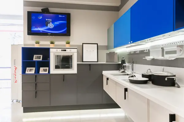 Бело-синяя кухня