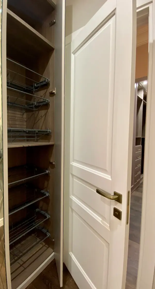 Шкаф в прихожей.