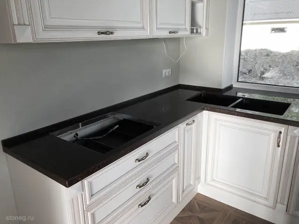 Классический интерьер кухни со столешницами из искусственного камня