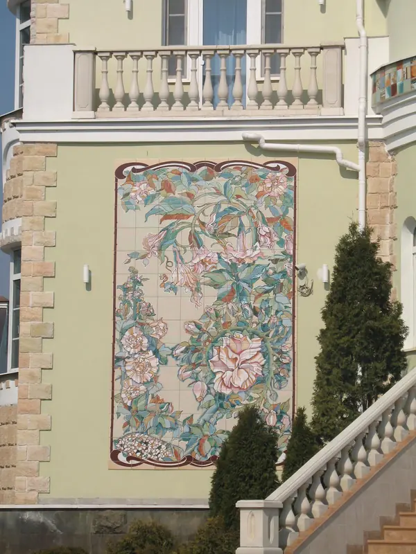 Керамические панно для украшения фасадов, интерьеров.