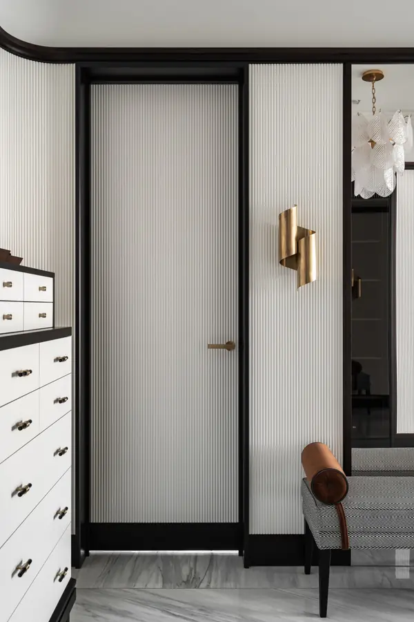 Шикарная квартира с белой мебелью