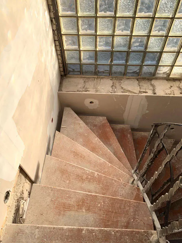 Черная лестница в проеме с окном