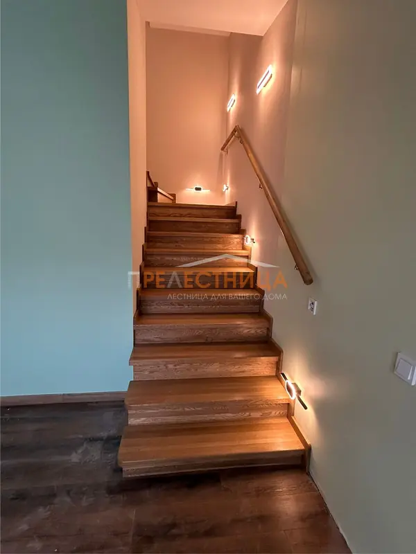 Две закрытых лестницы из дуба с шириной ступени 1500 мм