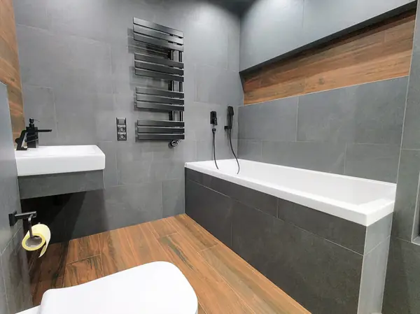 Дизайнерский ремонт ванной комнаты в темных тонах