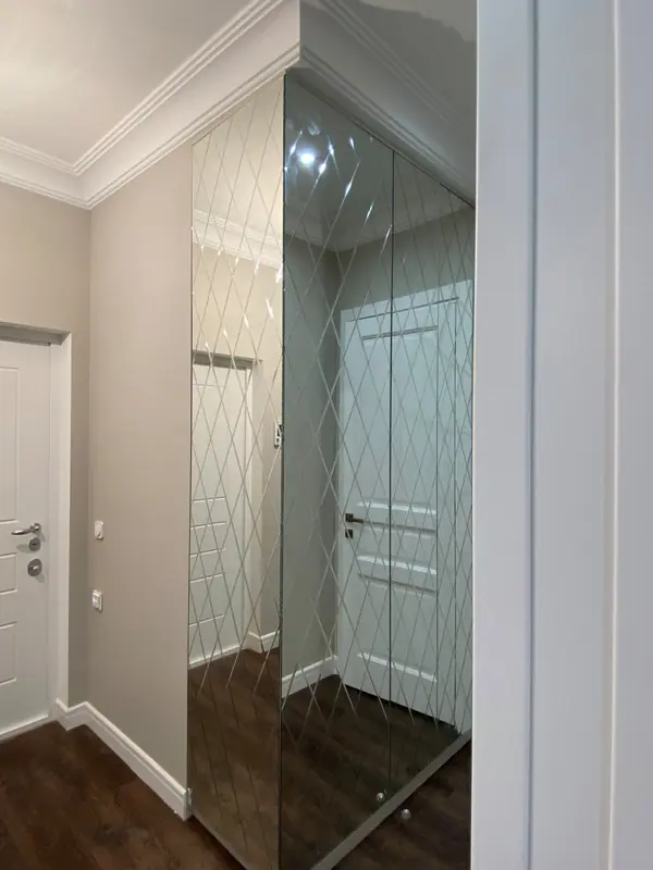 Шкаф в прихожей.