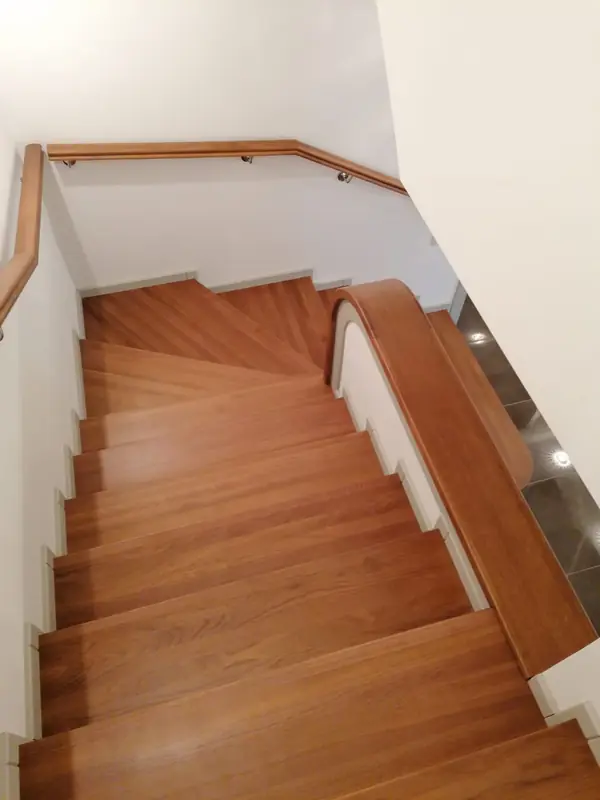 Облицовка лестницы между стен