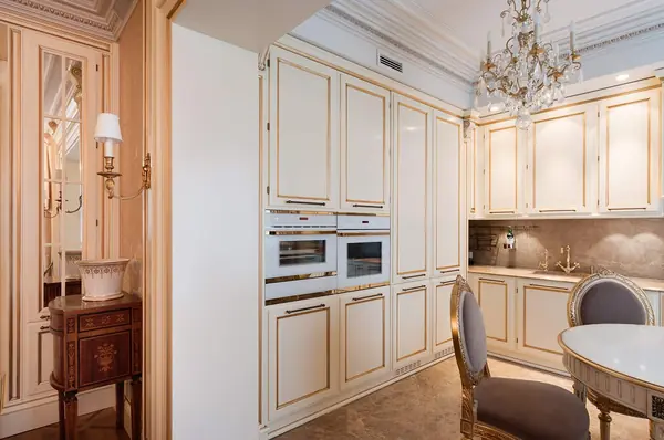 Дворцовая классика в городской квартире