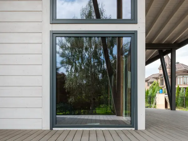 Трапецевидные окна, порталы и входные двери для современного дома