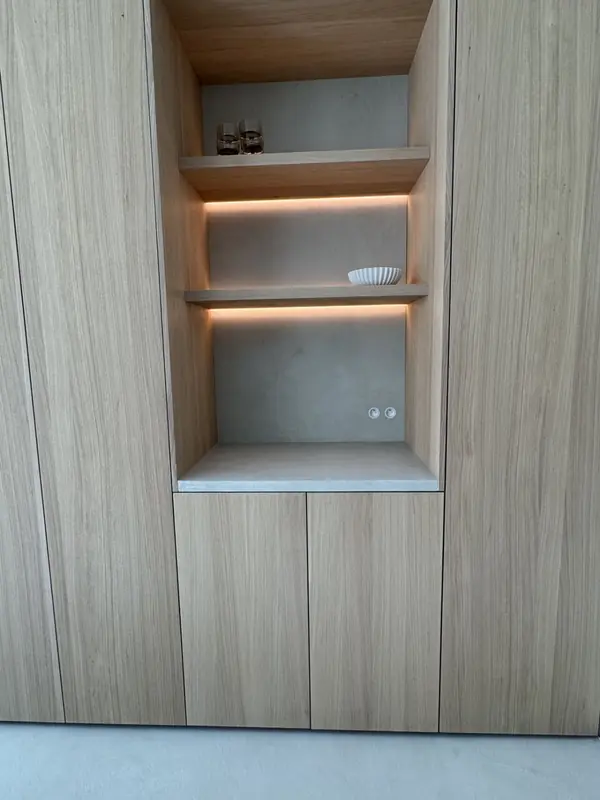 Экостиль в деталях: столешница, пол и полки с эффектом микроцемента