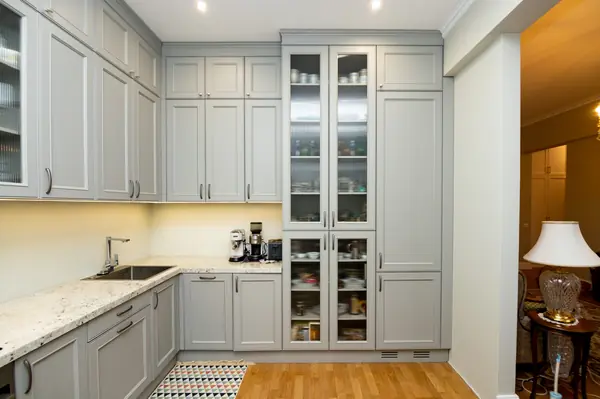 Светло-серая кухня в классическом стиле