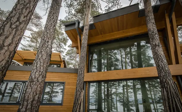 Фасадное остекление с автоматическими рафшторами