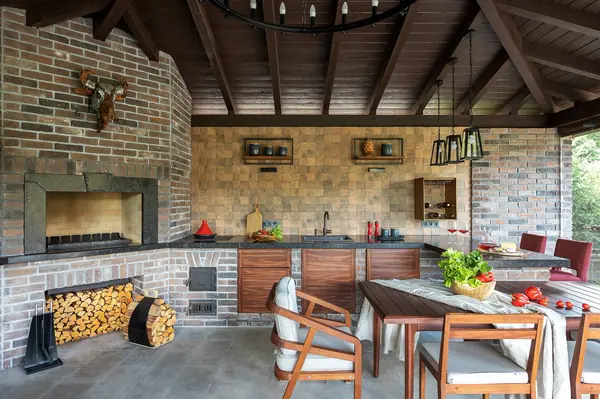 УЮТНАЯ БЕСЕДКА В ЗАГОРОДНОМ ДОМЕ